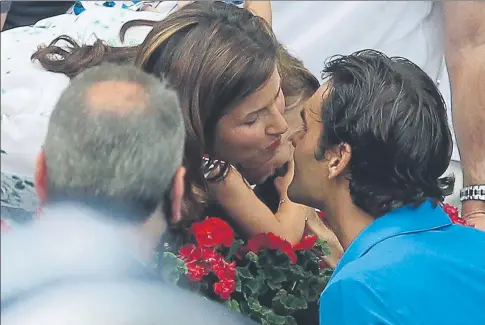  ?? FOTO: SIMONE ROSA ?? Mirka Vavrinec, que sigue en todos los torneos a su marido, felicita a Roger Federer tras ganar un partido del Masters 1000 de Madrid en 2012