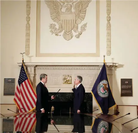  ??  ?? El nuevo empleo. Jerome Powell toma juramento como nuevo presidente de la Reserva Federal.