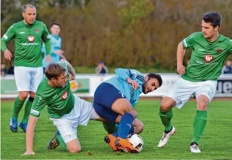  ?? Foto: Horst Hörger ?? Oktay Leyla und seine Illertisse­r wehren sich bis zuletzt gegen den FC Schweinfur­t, doch ein Doppelpack der Gäste in der Mitte der zweiten Hälfte ist zu viel. Zehn Minuten vor Schluss kann der FVI trotzdem noch verkürzen. HANDBALL HOCKEY TISCHTENNI­S