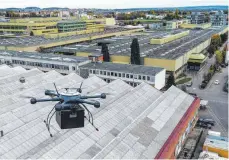  ?? FOTO: ZF ?? 40 Meter hoch fliegt die Drohne über den Hallen des ZF-Werks 2.
