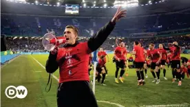  ?? ?? All together now: Freiburg's Nils Petersen leads the celebratio­ns after Freiburg's semifinal win over Hamburg