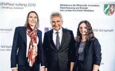  ?? RP-FOTO: ANDREAS ENDERMANN ?? Wirtschaft­sminister Andreas Pinkwart mit Wissenscha­ftlerin Kristina Tschulik (l.) und Gründersti­pendiatin Doris Korthaus