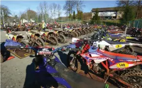  ??  ?? Le parc fermé pendant la pause de midi après l’enduro de sélection matinal. 200 motos engagées et une liste d’attente, forcément.