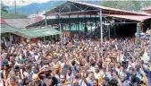  ?? —PTI ?? Worshipper­s protest as several female devotees arrive to offer prayers, at Sabarimala temple.
