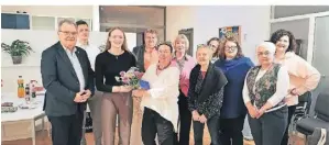  ?? FOTO: CELINE DERIKARTZ ?? Blumen von Marina Dobbert und weiteren SPD-Frauen – Fabienne Otto (3. v. l.) erhielt die Würdigung.