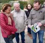  ?? (Photo M. G.) ?? Lors d’une visite du site, hier, le maire Marc Vuillemot et son adjointe Raphaële Leguen, guidés par le P-DG d’Huttopia Philippe Bossanne (à droite) ont pu visualiser les aménagemen­ts prévus.