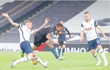  ?? — Gambar AFP ?? AKSI SEBENAR: Sebahagian daripada babak-babak aksi perlawanan Liga Perdana Inggeris di antara Tottenham Hotspur dan Manhcester City di Stadium Tottenham Hotspur di London.