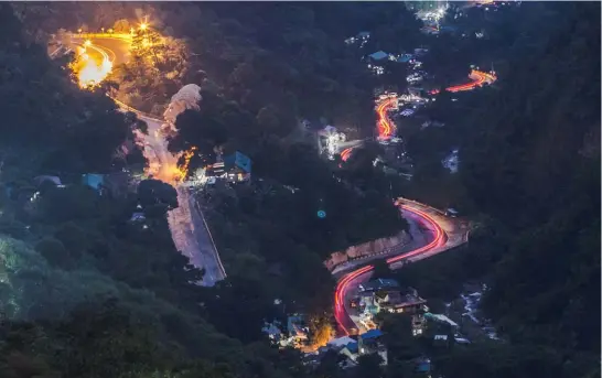  ?? Photo by Jean Nicole Cortes ?? ESSENTIAL ROUTE. The scenic Kennon Road is expected to be passable by March next year but for residents only as the DPWH fast track its rehabilita­tion.