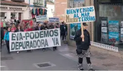  ??  ?? Mit kreativen Sprüchen zogen die Demonstran­ten durch zahlreiche Straßen der Gemeinde.