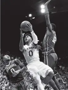 ?? Ed Zurga, Getty Images ?? Senior guard Frank Mason III, trying to score against visiting Oklahoma on Monday night, contribute­d 23 points to topranked Kansas’ 73-63 victory.