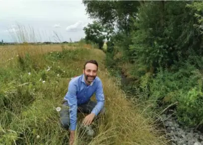  ?? © dbg ?? Schepen Bart Dewandelee­r aan de Kleine Beek die centraal staat in de inrichting­splannen.