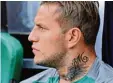  ?? Foto: Witters ?? Wegen dieses Hals Tattoos von Raúl Bo badilla gab es beim FCA Ärger. Ein Pro fessor fordert ein Tattoo Verbot für die Bundesliga.