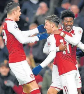  ?? REUTERS ?? Mesut Ozil (centre) scored a stunning goal against Newcastle United.