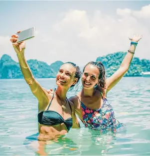  ?? Foto: guruXOX, stock.adobe.com ?? Erst Abkühlung in einem der zahlreiche­n Badeseen in unserer Nähe finden und dann den schönen Urlaubstag noch per Selfie festhalten: So schön und einfach kann das Leben sein.