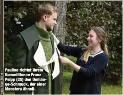  ??  ?? Pauline richtet ihrem Kommiliton­en Franz Peipp (25) den Umhänge-Schmuck, der einer Monstera ähnelt.