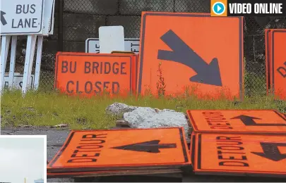  ?? STAFF.PHOTOS.BY.ANGELA.ROWLINGS ?? ROUTE CAUSE: Detour signs lie ready for work on the Commonweal­th Avenue bridge as workers prepare bridge girders, left, to be installed along the busy street.