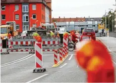  ?? Foto: Alexander Kaya ?? Zwei Spuren der Gänstorbrü­cke bleiben bis auf Weiteres gesperrt. Wie es mit dem Bauwerk weitergeht, ist noch immer unklar.