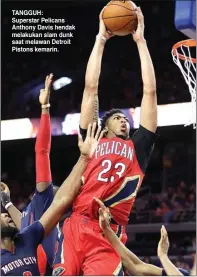  ?? CARLOS OSORIO/AP PHOTO ?? TANGGUH: Superstar Pelicans Anthony Davis hendak melakukan slam dunk saat melawan Detroit Pistons kemarin.
rebound.
franchise.
pick
ward