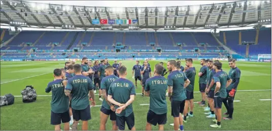  ??  ?? Mancini da una charla a sus jugadores en el Olímpico de Roma en el entrenamie­nto previo al partido.