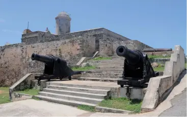  ??  ?? Крепость Нуэстра-сеньора-де-лос-анжелес-де-ягуа.