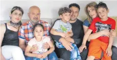  ?? FOTO: STADT ?? Die Familien der beiden Brüder Alodaimi sind nach knapp zwei Jahren wieder vereint: Nachat Alodaimi mit seiner Frau Waed Hasson und seiner Tochter Rahaf (Familie links) sowie Sami Alodaimi mit seiner Frau Ruba Abo Ahmad und seinen beiden Söhnen Amro...