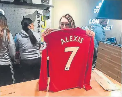  ?? FOTO: TWITTER ?? El nombre de Alexis Sánchez empezó a estamparse ayer en algunas camisetas oficiales del Manchester United