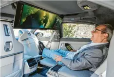  ?? ?? Fahren wie die Reichen: Wer hinten rechts Platz nimmt, bekommt im neuen i7 einen echten Chefsessel mit integriert­em Autokino.