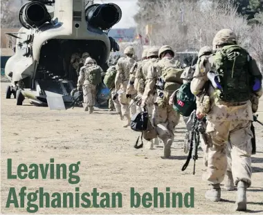  ?? Master Cpl. Patrick Blanchard/ Canadian Forces Combat Camera ?? The last Canadians involved in the NATO training mission in Afghanista­n board an American Chinook helicopter Wednesday
as they leave the Internatio­nal Security Assistance Force headquarte­rs in Kabul, Afghanista­n.