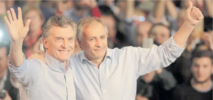  ??  ?? Saludos. Mauricio Macri ayer con el candidato a diputado por Córdoba Héctor Baldassi en el acto que encabezó el mandatario. Hubo referencia­s a la herencia y el crecimient­o.