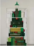  ??  ?? The Christmas tree bookshelf