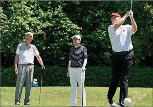  ?? FOTOS: ?? Trump y Abe juegan al golf en el Mobara Country Club. Al final del día, el americano apretó al japonés por la balanza comercial.