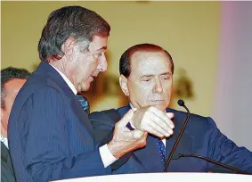  ?? (LaPresse) ?? Sul palco
Nel 2006, in diretta tv, Berlusconi ebbe un malore a Montecatin­i durante un comizio alla kermesse della Casa delle Libertà. Sviene e si accascia, ma soccorso dal dottor Scapagnini (morto nel 2013) si riprende poco dopo e si rifiuta di salire sull’ambulanza. Un collasso da stanchezza