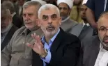  ?? ?? Yahya Sinwar, chef du Hamas à Gaza, salue ses partisans à son arrivée à une réunion dans une salle sur le bord de mer de la ville de Gaza, le 30 avril 2022.