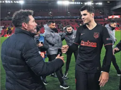  ??  ?? Morata choca las manos con Simeone al término del Liverpool-Atlético del miércoles en Anfield.