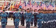  ??  ?? SESI raptai persembaha­n padang dari kontinjen PLKN untuk persembaha­n sempena sambutan Hari Kebangsaan 2017.