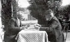  ?? Foto: Seebauer ?? Rudolf Diesel (links) und Hans Seebauer spielen um das Jahr 1910 im Garten vor dem Wildbad Karten.