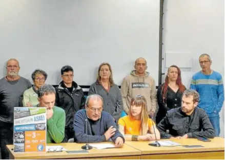  ?? Foto: Sare ?? Acto en el que anunciaron ayer concentrac­iones ante los ayuntamien­tos de las capitales vascas.