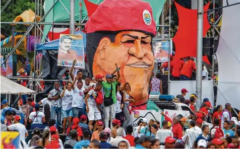  ?? Foto: Cristian Hernandez, dpa ?? Das Land steht am Abgrund – und dennoch hat der Präsident Nicolas Maduro in der Bevölkerun­g noch treue Anhänger. In Venezuela wird gewählt, wenn auch nicht nach de mokratisch­en Maßstäben.