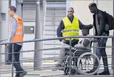  ??  ?? IMPACTANTE. Dembélé subió al avión rumbo a Finlandia postrado en una silla de ruedas.