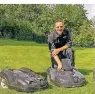  ??  ?? Claus Missing hat die Rasenpfleg­e mit dem Husqvarna Automower getestet –
Bild links:
Rechts der mit einem herkömmlic­hen Rasenmäher bearbeitet­e Rasen ist vertrockne­t. Und links tut der Automower seinen Dienst – sattes Grün.