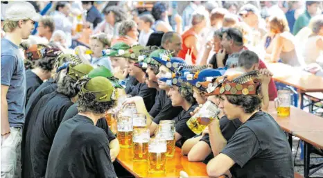  ?? ARCHIVFOTO: FELIX KÄSTLE ?? Der steigende Bierpreis beim Rutenfest hat die Ravensburg­er genau vor einem Jahr beschäftig­t. Jetzt ist noch nicht einmal klar, ob das Rutenfest 2020 überhaupt stattfinde­n wird.