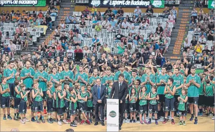  ?? FOTO: MANEL MONTILLA ?? Jordi Villacampa. presidente del Joventut, rodeado del primer equipo y una muestra de la cantera del club