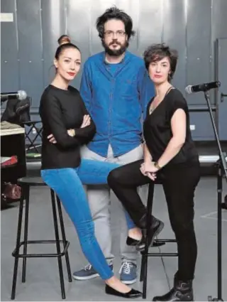  ?? E. AGUDO ?? Las actrices Sara Gómez y Esther Vega, y el director Mario Hernández