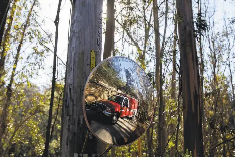  ?? Jessica Christian / The Chronicle ?? Oakland firefighte­rs monitor tangled live power lines after high winds knocked down a tree in January.