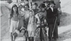  ?? Archivfoto: Familie Weinl ?? 1963 kostümiert­e sich unser Mitarbeite­r Helmut Weinl (rechts) als Charlie Chaplin. Das Bild von der lustigen Truppe hat sein Vater gemacht.