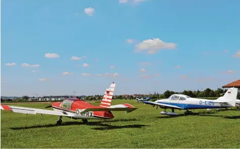  ?? Foto: Markus Heinrich ?? Auf dem Flugplatz Bahle Schmid stehen einige Maschinen im Freien. Für sie soll nun eine weitere Halle gebaut werden.