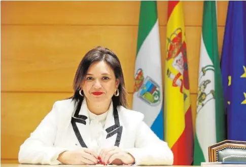  ?? // FRANCIS SILVA ?? Margarita del Cid, en su nuevo despacho en el Ayuntamien­to torremolin­ense