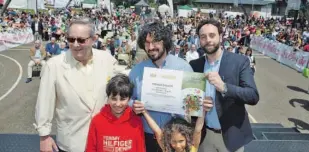  ?? FOTOS MARCOS MÍGUEZ / CÉSAR QUIAN ?? Santiago Rey Fernández-Latorre, presidente de La Voz de Galicia, entregó el premio Voz Natura Galicia al colegio Estudio de Nigrán. El galardón fue recogido por Gabriel Meizoso y Juan Ojeda, coordinado­res del trabajo ganador, y los alumnos Manuel Lemos...