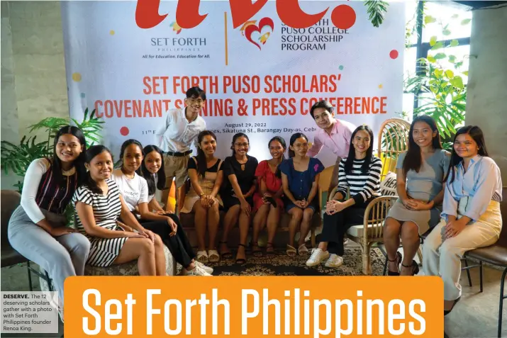  ?? ?? DESERVE. The 12 deserving scholars gather with a photo with Set Forth Philippine­s founder Renoa King.