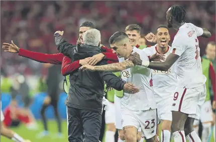  ?? FOTO: EFE ?? Mourinho, abrazado a sus jugadores. El portugués buscará ganar en la final contra el Sevilla su sexto título europeo